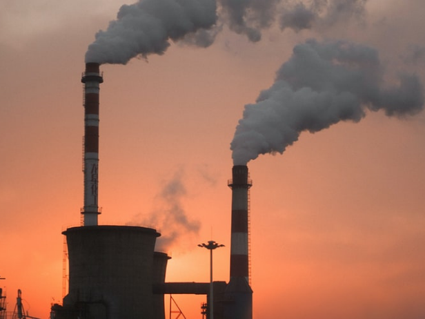 温室効果ガスを排出する工場